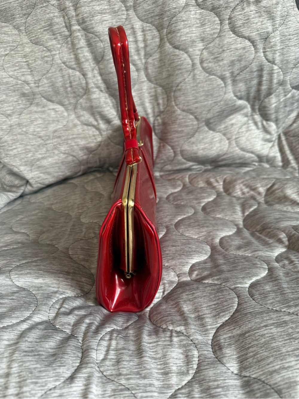 Elegant Vintahe Red Patent Shoulder Bag - Picture 3 of 3